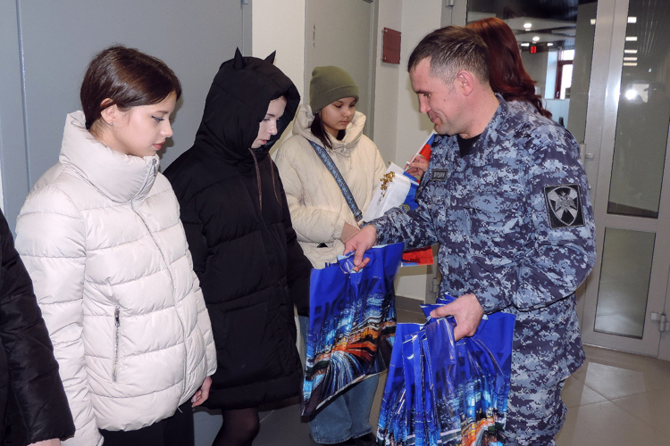 В Казани сотрудники городского управления вневедомственной охраны Росгвардии провели День открытых дверей для подшефных школьников 