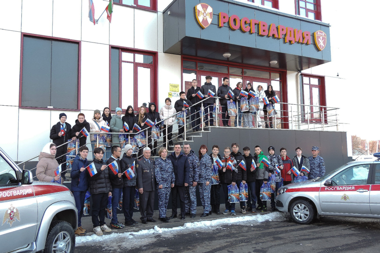 В Казани сотрудники городского управления вневедомственной охраны Росгвардии провели День открытых дверей для подшефных школьников 