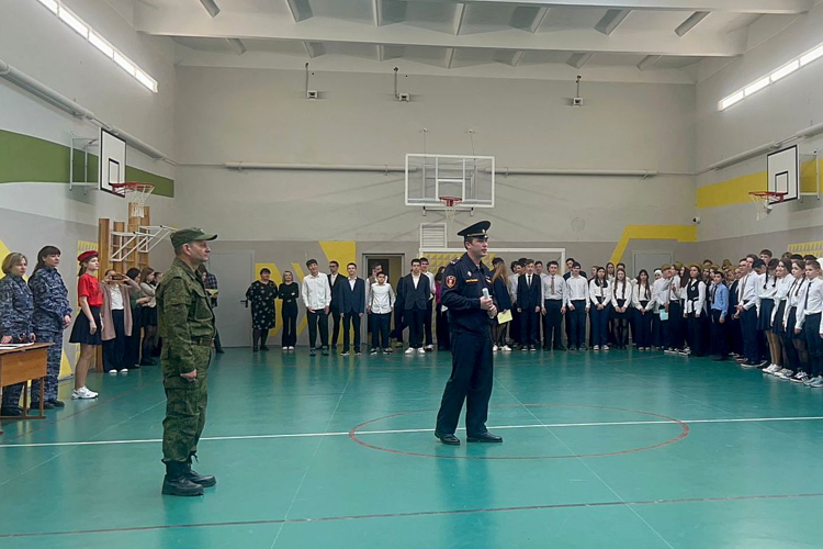 Сотрудники казанского управления вневедомственной охраны Росгвардии провели профориентационное мероприятие для школьников