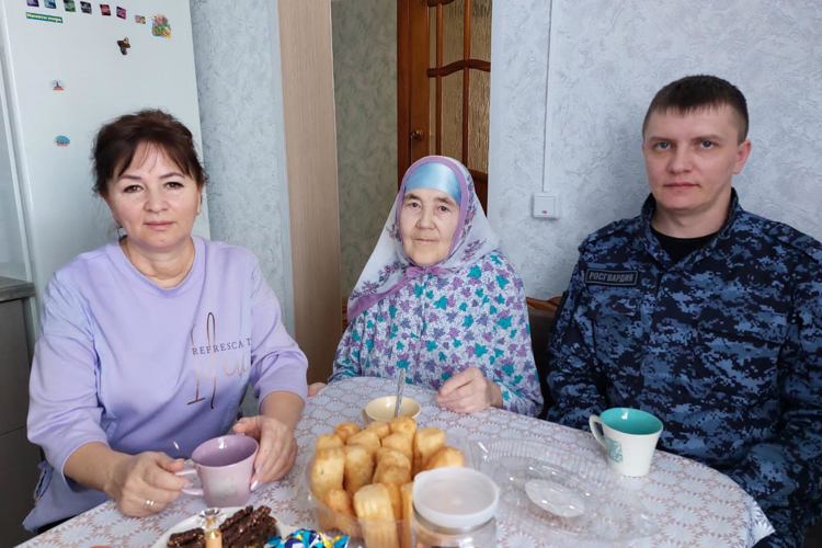 В Татарстане представители Росгвардии поздравляют женщин-ветеранов и матерей погибших сотрудников с первым весенним праздником 