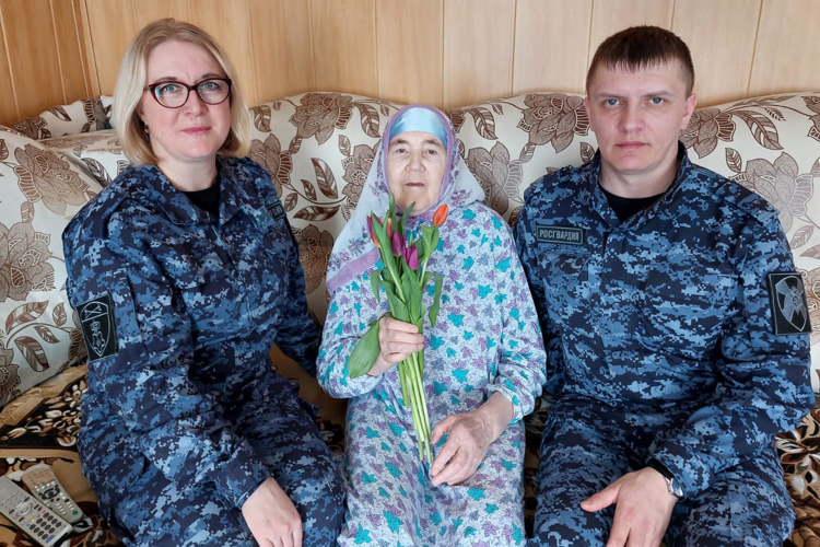 В Татарстане представители Росгвардии поздравляют женщин-ветеранов и матерей погибших сотрудников с первым весенним праздником 