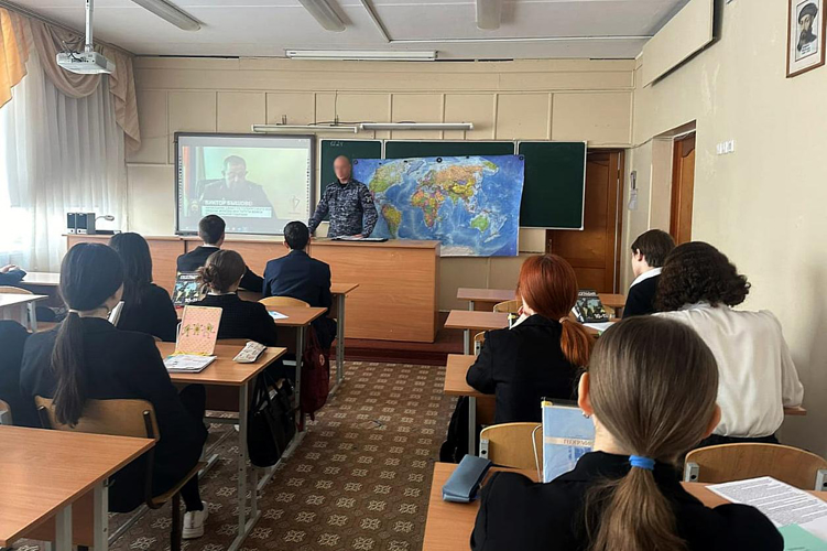 В Татарстане росгвардеец провёл уроки мужества с учащимися кадетских школ