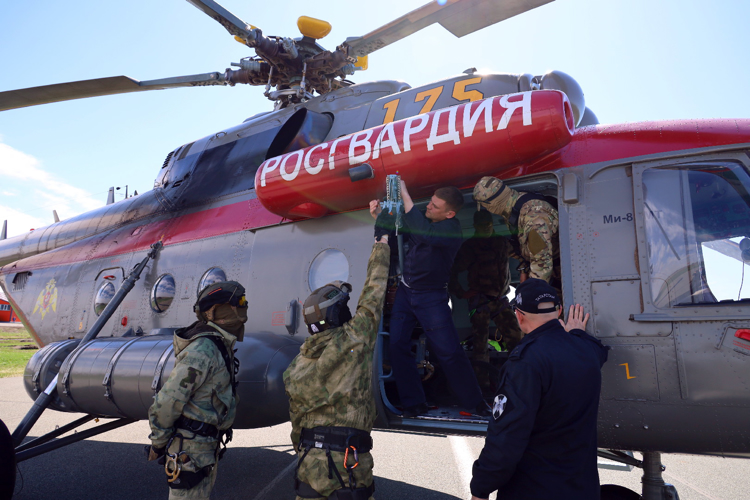 В Татарстане бойцы спецподразделений территориального Управления Росгвардии отработали десантирование с вертолёта