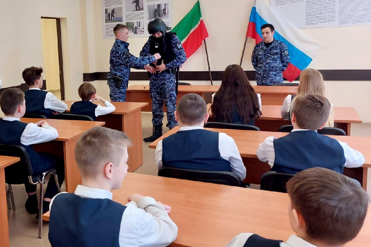Сотрудники нижнекамского отдела вневедомственной охраны провели патриотические мероприятия для детей