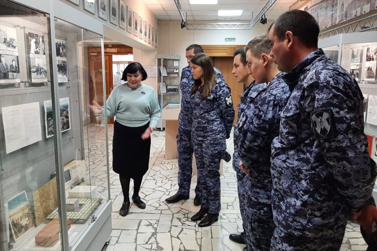 В преддверии Международного дня культуры нижнекамские росгвардейцы побывали с экскурсией в городском комплексном музее 