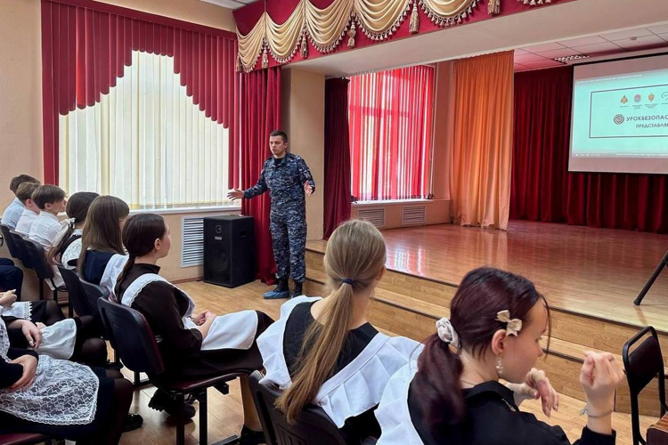 Офицер казанского полка Росгвардии рассказал школьникам о правилах поведения в чрезвычайных ситуациях