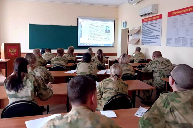 В Казани ветераны, личный состав Росгвардии и воспитанники гвардейской смены приняли участие в «Диктанте Победы»