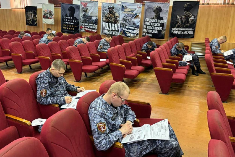 В Казани ветераны, личный состав Росгвардии и воспитанники гвардейской смены приняли участие в «Диктанте Победы»