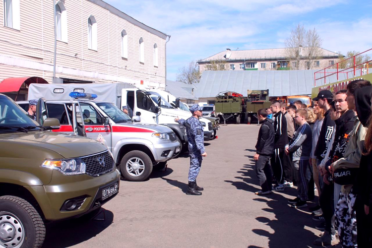 В казанском полку Росгвардии будущих призывников познакомили с военной службой