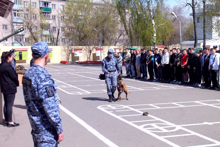 В казанском полку Росгвардии будущих призывников познакомили с военной службой
