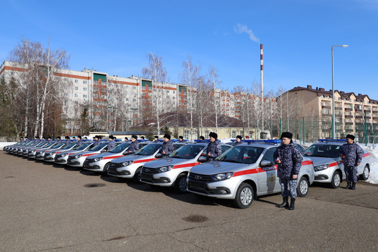 В Казани прошла торжественная церемония вручения ключей от новых служебных автомобилей сотрудникам вневедомственной охраны Росгвардии