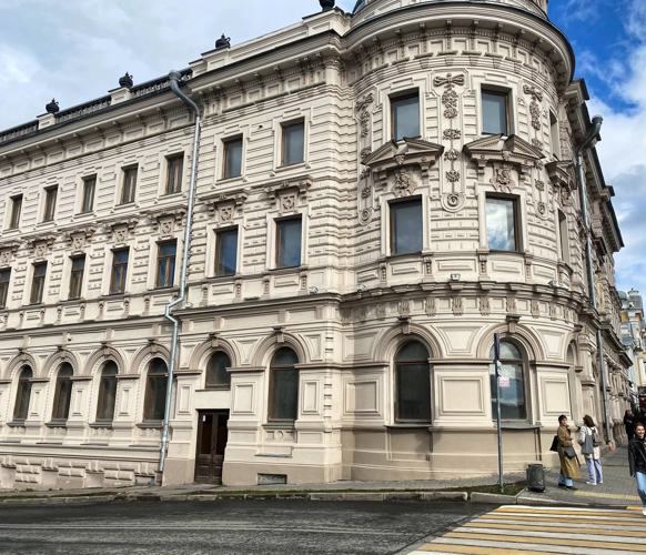 В Казани сотрудники вневедомственной охраны в рамках ведомственной акции «Росгвардия – гид» рассказали об Александровском пассаже в Казани