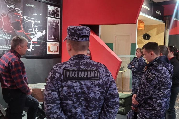 В Казани сотрудникам вневедомственной охраны организовали экскурсию в музей-мемориал Великой Отечественной войны 