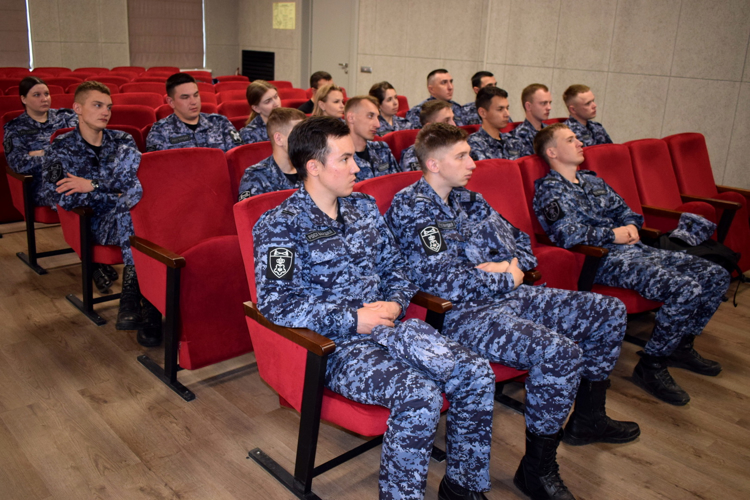 Ветераны вневедомственной охраны Росгвардии в Казани рассказали молодым сотрудникам ведомства о Великой Отечественной войне 