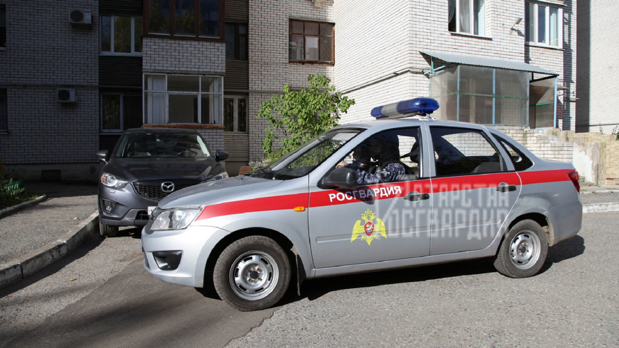 В Альметьевске росгвардейцы совместно с полицейскими по горячим следам задержали нетрезвого мужчину, подозреваемого в убийстве знакомого 