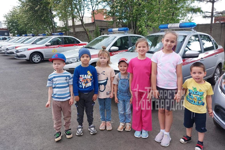 В Нижнекамске для детей сотрудников и гражданского персонала вневедомственной охраны Росгвардии организовали праздник 