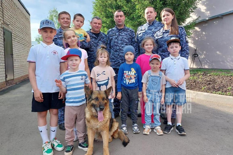 В Нижнекамске для детей сотрудников и гражданского персонала вневедомственной охраны Росгвардии организовали праздник 