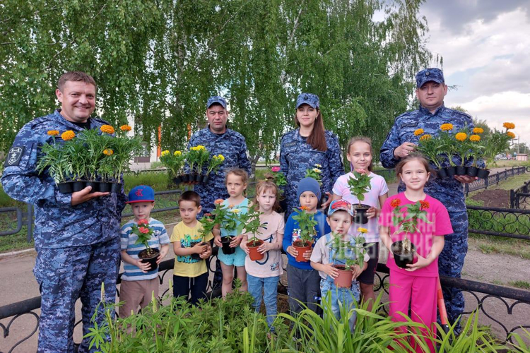 В Нижнекамске для детей сотрудников и гражданского персонала вневедомственной охраны Росгвардии организовали праздник 