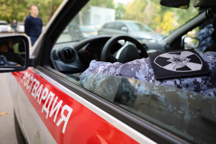Сотрудники казанского УВО Росгвардии задержали подозреваемую в краже товара из сетевого магазина парфюмерии и косметики