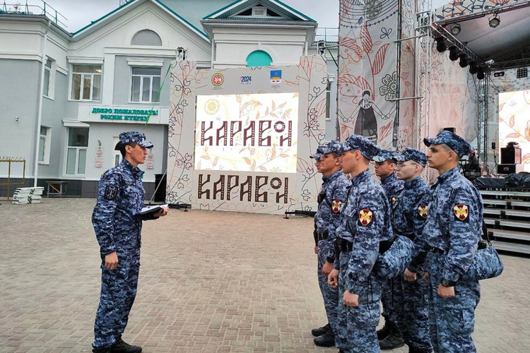 В Татарстане росгвардейцы выполнили задачи по охране общественного порядка во время праздника русского фольклора «Каравон»