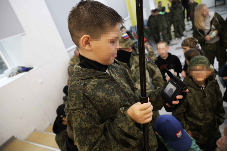 В рамках акции «Каникулы с Росгвардией» сотрудники ведомства посетили воспитанников детского лагеря «Аврора – юный спецназовец»