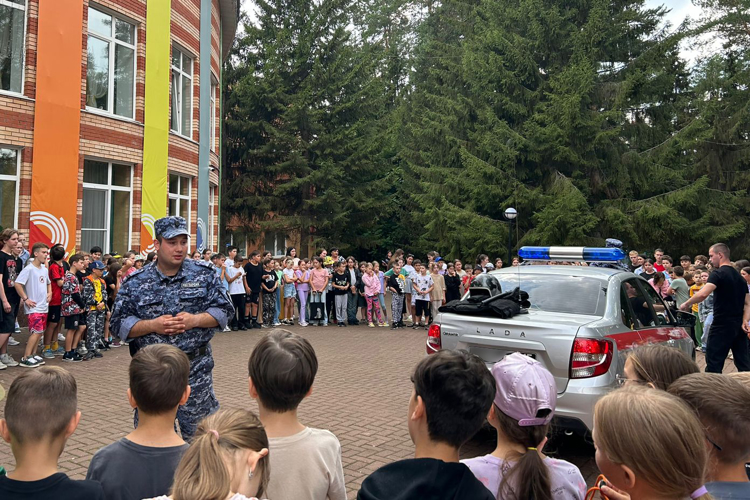 В Татарстане сотрудники вневедомственной охраны продолжают участвовать в ведомственной акции «Каникулы с Росгвардией» 