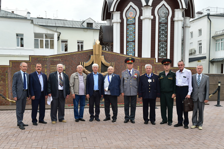 В Казани представители Росгвардии и МВД встретили делегацию ветеранов войск правопорядка из Свердловской области