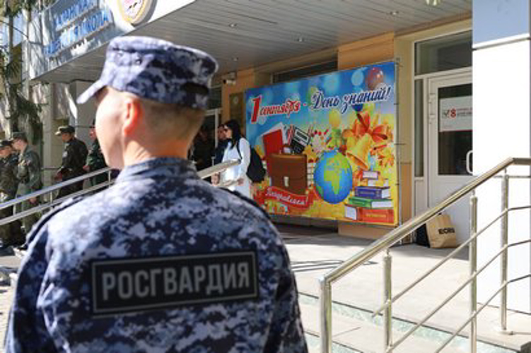 Росгвардейцы выполнили задачу по обеспечению безопасности мероприятий, посященных Дню знаний и провели уроки мужества для татарстанских школьников
