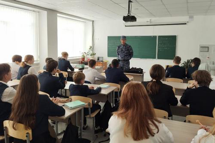 В Татарстане сотрудники вневедомственной охраны Росгвардии напомнили школьникам о безопасности 