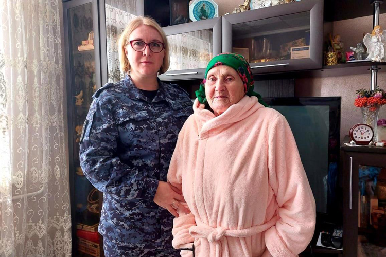 В Нижнекамске сотрудники вневедомственной охраны Росгвардии поздравили ветеранов с Днем пожилых людей