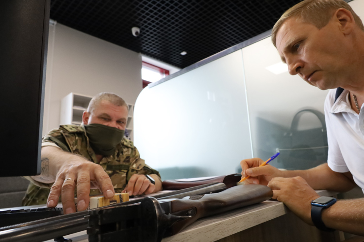 В Центре ЛРР  Управления Росгвардии по Татарстану охотники передали ружья для СВО