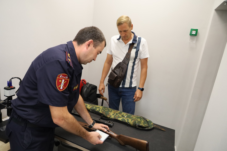 В Центре ЛРР  Управления Росгвардии по Татарстану охотники передали ружья для СВО