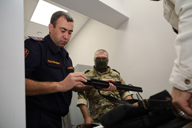 В Центре ЛРР  Управления Росгвардии по Татарстану охотники передали ружья для СВО