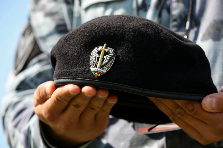 Сотрудники СОБР и ОМОН Росгвардии прошли испытания на право ношения знака отличия полицейского спецназа 