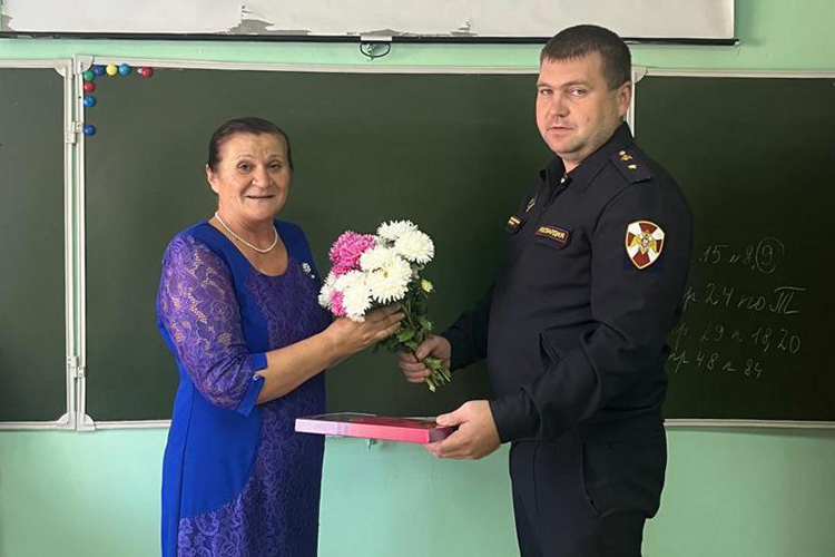 В Татарстане представители вневедомственной охраны Росгвардии поздравили своих учителей с профессиональным праздником 