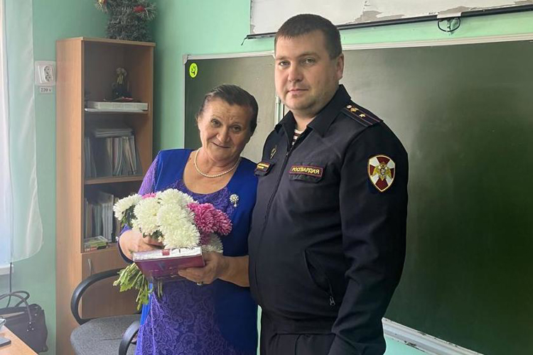 В Татарстане представители вневедомственной охраны Росгвардии поздравили своих учителей с профессиональным праздником 