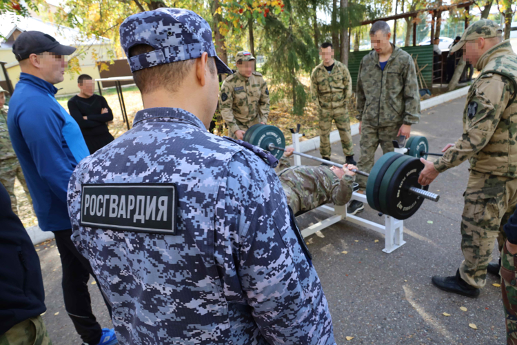 В Казани сотрудники СОБР и ОМОН прошли испытания на право ношения геральдического знака отличия полицейского спецназа Росгвардии