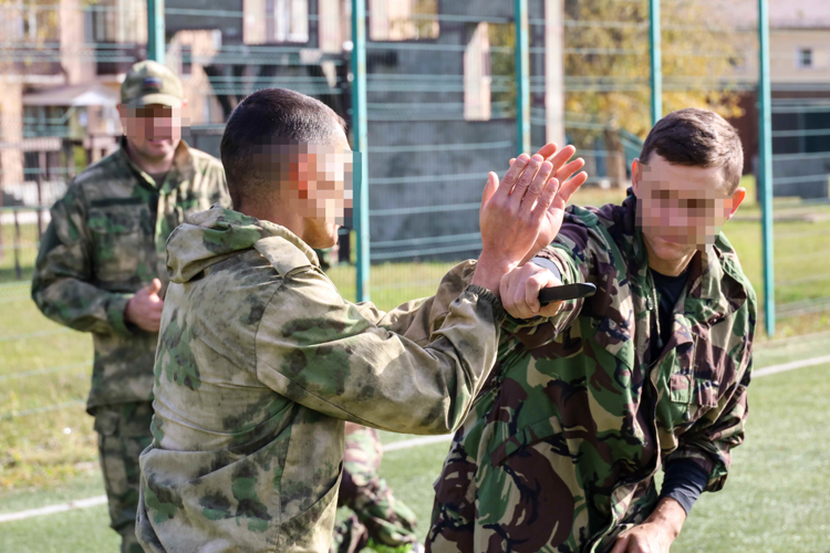 В Казани сотрудники СОБР и ОМОН прошли испытания на право ношения геральдического знака отличия полицейского спецназа Росгвардии