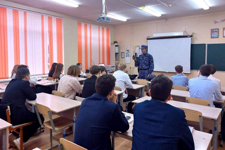 В г. Нижнекамске сотрудники вневедомственной охраны Росгвардии провели тематические мероприятия по случаю своего профессионального праздника