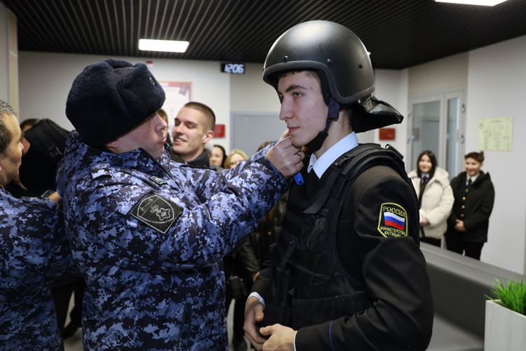 Сотрудники вневедомственной охраны Росгвардии провели «День открытых дверей» для студентов юридического колледжа в Казани