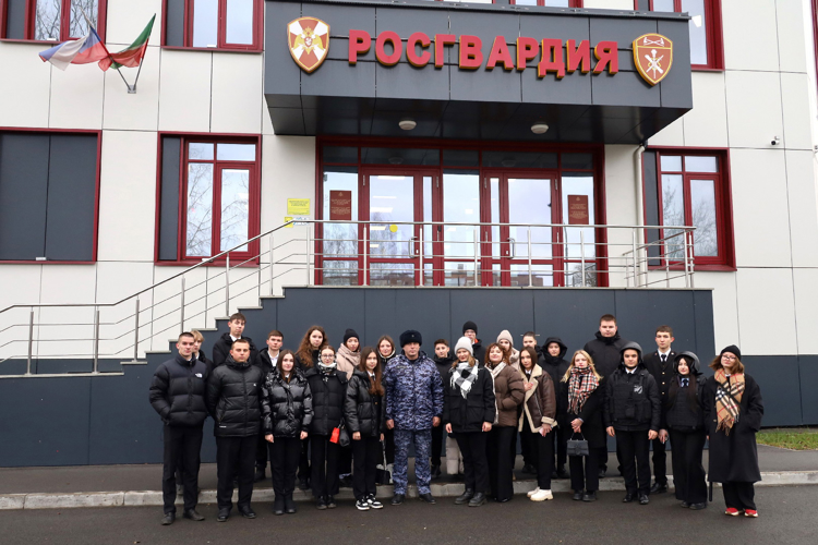 Сотрудники вневедомственной охраны Росгвардии провели «День открытых дверей» для студентов юридического колледжа в Казани