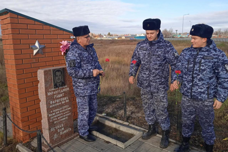В Татарстане сотрудники вневедомственной охраны Росгвардии почтили память коллег, погибших при исполнении служебных обязанностей