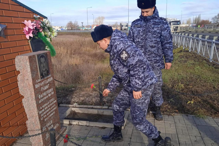 В Татарстане сотрудники вневедомственной охраны Росгвардии почтили память коллег, погибших при исполнении служебных обязанностей