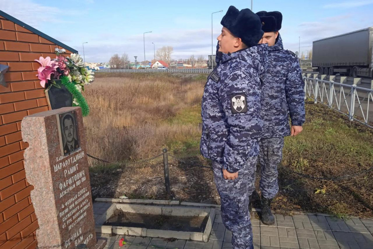 В Татарстане сотрудники вневедомственной охраны Росгвардии почтили память коллег, погибших при исполнении служебных обязанностей