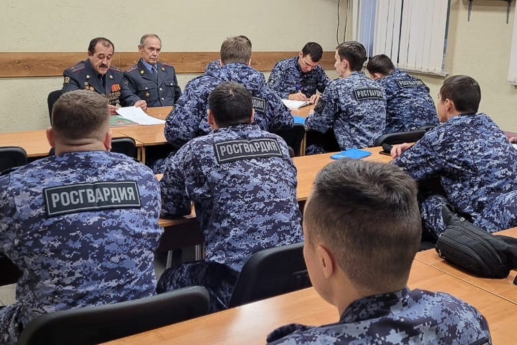 В Казани накануне Дня ветеранов войск правопорядка ветераны вневедомственной охраны Росгвардии встретились с сотрудниками ведомств