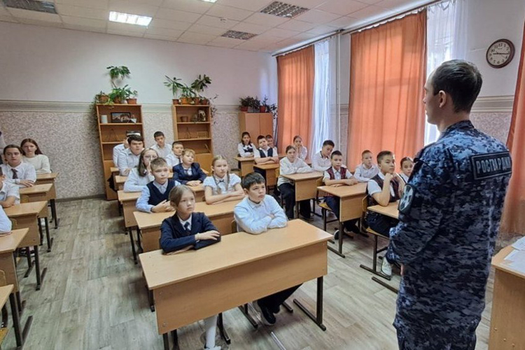 В Казани военнослужащий казанского полка Росгвардии провёл урок мужества для школьников