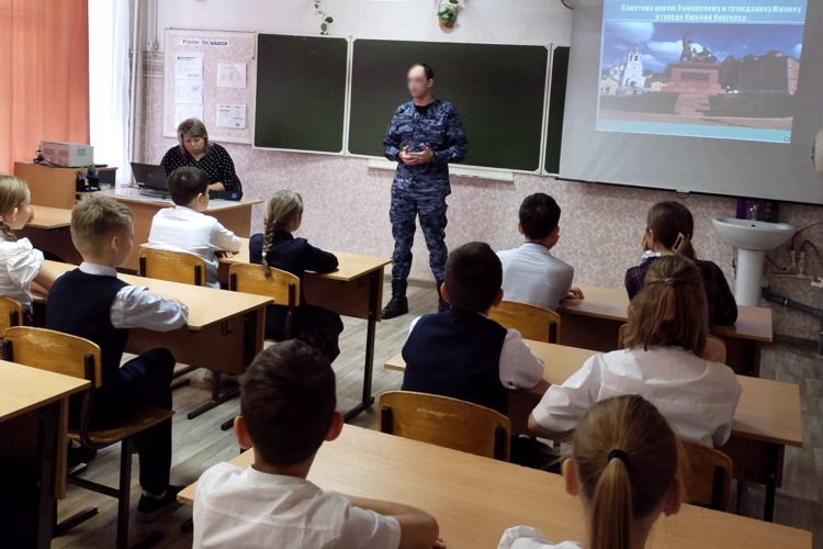 В Казани военнослужащий казанского полка Росгвардии провёл урок мужества для школьников