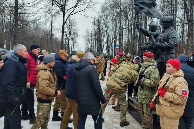Казанские спецназовцы Росгвардии приняли участие в районных мероприятиях к Дню Героев Отечества