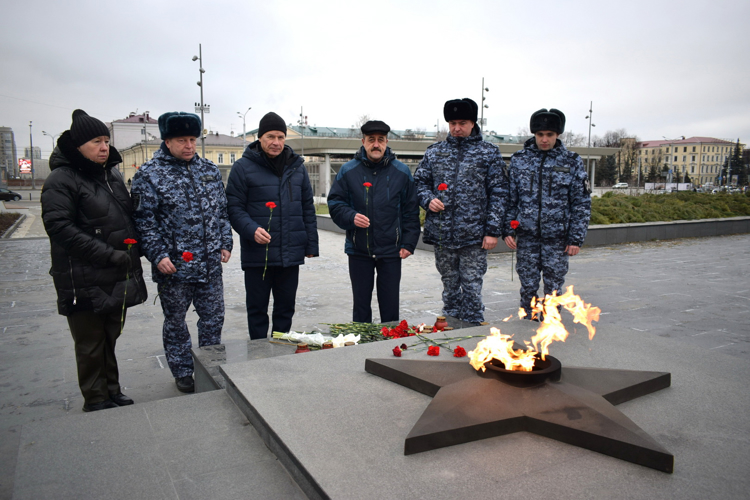 В Татарстане росгвардейцы и ветераны приняли участие в памятных мероприятиях, посвящённых Дням Неизвестного солдата и Героев Отечества