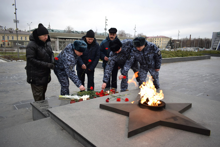 В Татарстане росгвардейцы и ветераны приняли участие в памятных мероприятиях, посвящённых Дням Неизвестного солдата и Героев Отечества